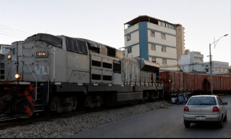 Trânsito travado no Centro: Trem para após maquinista evitar atropelamento na Jove Soares