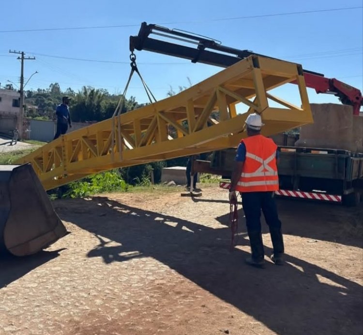 Itaúna investe em mobilidade: prefeitura constrói nova passarela sobre o Rio São João