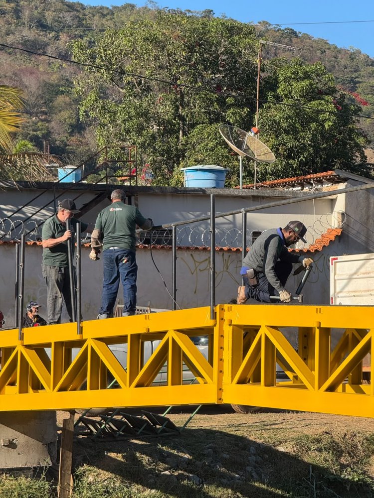OBRAS - Prefeitura conclui passarela na Várzea da Olaria